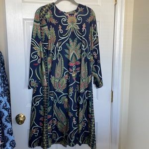 Gretchen Scott size diva . ( xxxl) stretchy . A xxl can wear easily .